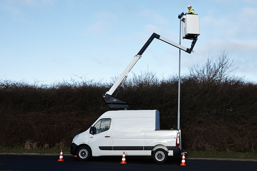 Versalift VTL-120 with fixed flyboom on a Renault Master cutaway